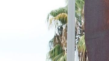 Alex Padilla, secretario del estado de California, junto a una pieza de las Torres Gemelas que se colocó en el centro de entrenamiento Frank Hotchkin, donde tuvo lugar el evento. (Aurelia Ventura/ La Opinion)