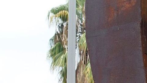 Alex Padilla, secretario del estado de California, junto a una pieza de las Torres Gemelas que se colocó en el centro de entrenamiento Frank Hotchkin, donde tuvo lugar el evento. (Aurelia Ventura/ La Opinion)