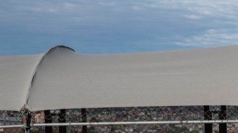 Mexicanos cruzando la frontera de Tijuana-San Diego.