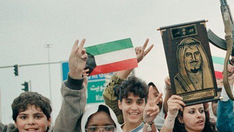 Jóvenes celebrando la liberación de Kuwait en 1991.