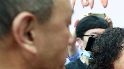 Li Jingzhi y su hijo se abrazan por primera vez en 32 años.