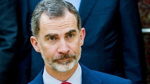 El rey de España, Felipe VI, ha tomado la decisión de distanciarse de su padre ante los escándalos recientes.