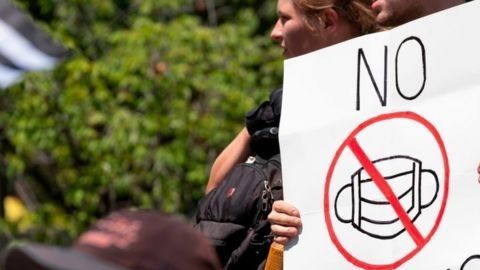 Durante la pandemia de COVID-19, se han organizado manifestaciones en contra del uso de mascarillas en EE.UU.