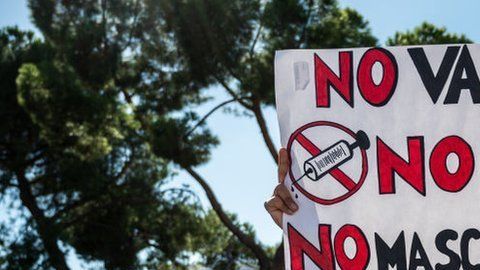 Marcha contra el uso de cubrebocas.