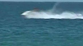 Marcelo Rebelo de Sousa (izda.) fue fotografiado ayudando a dos mujeres cuyo kayak había volcado.