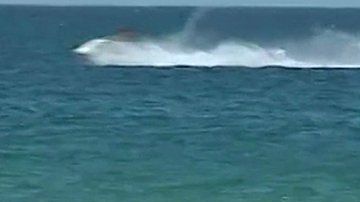 Marcelo Rebelo de Sousa (izda.) fue fotografiado ayudando a dos mujeres cuyo kayak había volcado.