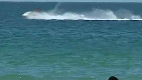 Marcelo Rebelo de Sousa (izda.) fue fotografiado ayudando a dos mujeres cuyo kayak había volcado.