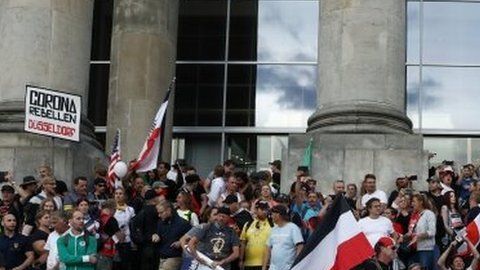 Algunos manifestantes intentaron asaltar el Parlamento antes de ser dispersados por la policía.