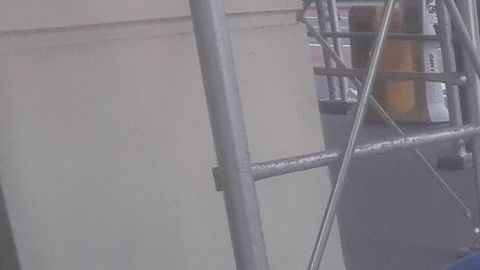 El sospechoso borra y reescribe los cheques por sumas astronómicas, según los afectados.