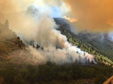 El incendio Grizzly Creek crece en las laderas al sur del río Colorado.