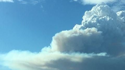 El llamado Ranch Fire se extendió rápidamente cerca de Azuza.