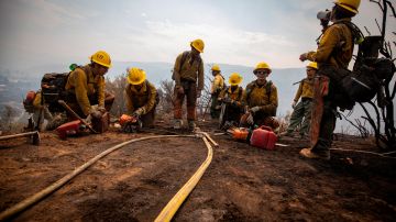 Bomberos de Ventura trabajan para extinguir el Lake Fire.