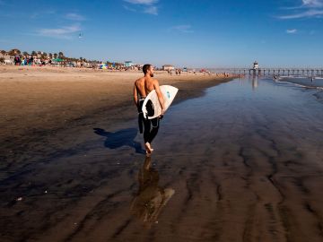 Miles de personas visitaron las playas del Orange County en California.
