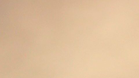 Bomberos apagan uno de los incendios que dejó la explosión en Beirut.