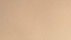 Bomberos apagan uno de los incendios que dejó la explosión en Beirut.