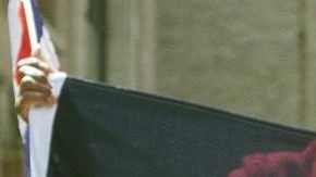 El beisbolista dominicano Pedro Martínez participa en el desfile de la comunidad dominicana hoy, domingo 9 de agosto de 2015, en la Avenida de las Américas, en Nueva York (EE.UU.).