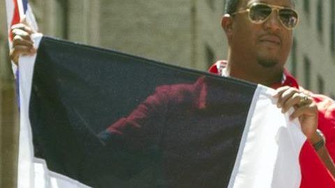 El beisbolista dominicano Pedro Martínez participa en el desfile de la comunidad dominicana hoy, domingo 9 de agosto de 2015, en la Avenida de las Américas, en Nueva York (EE.UU.).