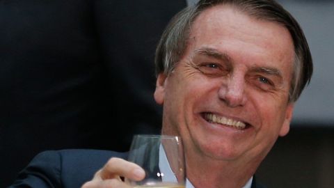 El presidente de Brasil, Jair Bolsonaro sigue defendiendo a Neymar.