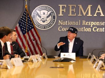 Trump en una reunión con FEMA.