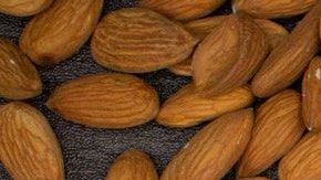 Las almendras crudas tienen un sabor ligeramente amargo debido a su contenido en taninos.