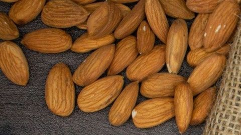 Las almendras crudas tienen un sabor ligeramente amargo debido a su contenido en taninos.