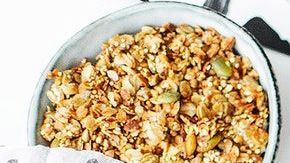 La granola es una adición saludable a tu dieta. Comer una porción diaria de cualquier tipo de nuez o maní está asociado con un menor riesgo de aumento de peso.