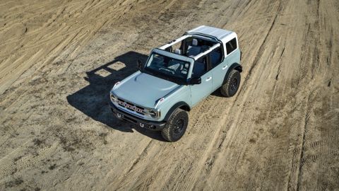 Ford Bronco de cuatro puertas con paneles de toldo removibles