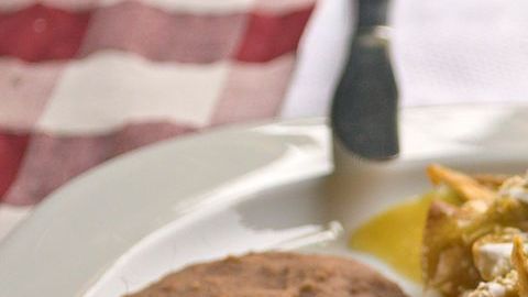 Los chilaquiles conde tendrán una textura menos crujiente a como se aprecia en la imágen debido a que se cocinaron unos minutos con la salsa y el pollo.