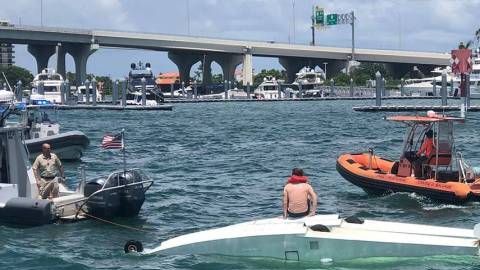 El piloto del hidroavión se subió arriba de la nave mientras esperaba la llegada de los equipos de emergencia.