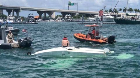 El piloto del hidroavión se subió arriba de la nave mientras esperaba la llegada de los equipos de emergencia.