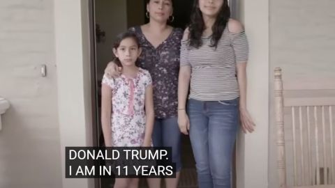 Alejandra con sus hijas Estela, de 11 años, y Pamela, de 17.