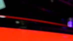 El automóvil tiene un costo de 318,000 dólares.