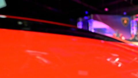 El automóvil tiene un costo de 318,000 dólares.