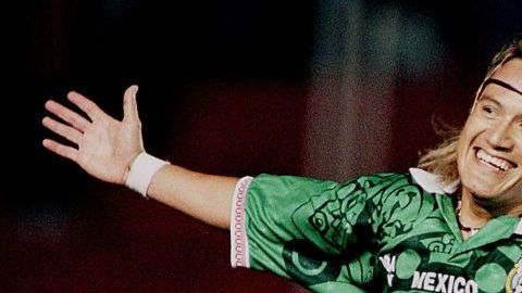 Luis Hernández y Francisco Palencia festejando un gol con la selección mexicana.