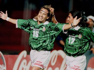 Luis Hernández y Francisco Palencia festejando un gol con la selección mexicana.