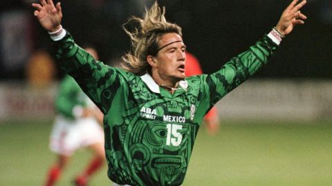 vLuis Hernández celebrando un gol con la selección mexicana.