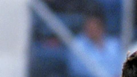 Norberto Ángeles disputa un balón con Jorge Santillana, de Tigres.