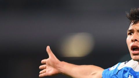 Hirving Lozano en un partido con Napoli.