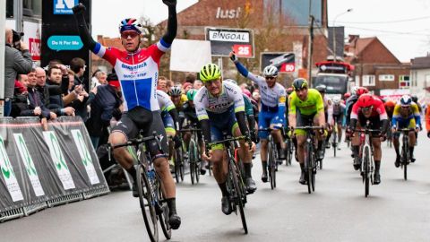 Fabio Jakobsen celebrando una victoria.