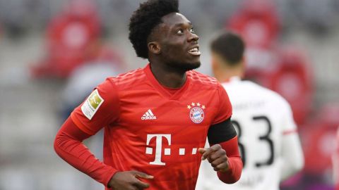 Alphonso Davies en un partido con Bayern Munich.