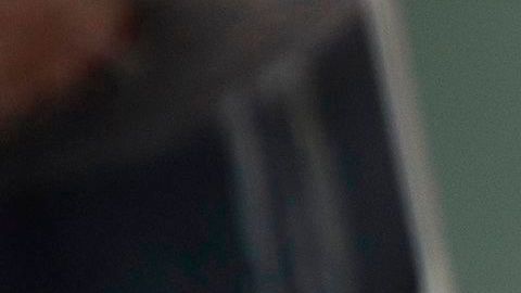 Una mujer se somente a una prueba de COVID-19 en Houston.