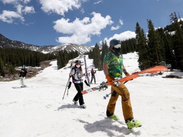 Turistas en centro de esquí de Colorado.