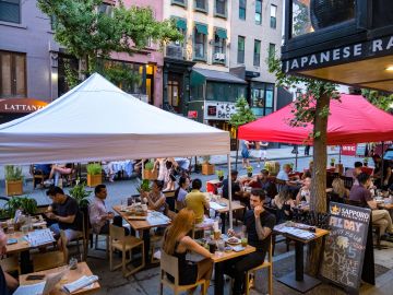 Andrew Cuomo advierte que los restaurantes en Nueva York deberán cerrar de nuevo en otoño