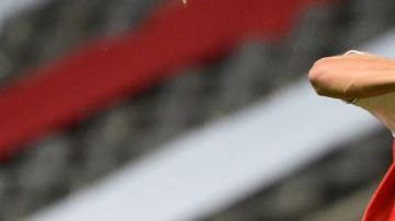 Trincao enfrentando a Alex Telles del Porto.