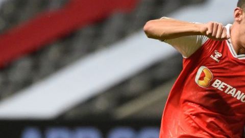 Trincao enfrentando a Alex Telles del Porto.