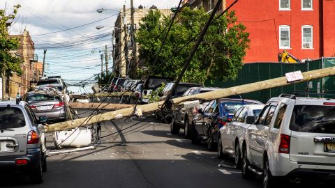 Postes de cables eléctricos derribados por el paso de la tormenta Isaías por Guttenberg, New Jersey.