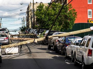 Postes de cables eléctricos derribados por el paso de la tormenta Isaías por Guttenberg, New Jersey.