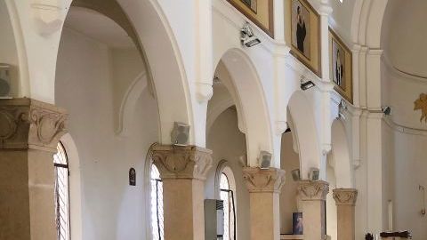 El religioso trata de refugiarse ante el desplome del techo del templo.