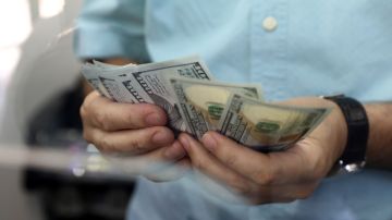 IRS distribuirá cheques de reembolso de impuestos con intereses