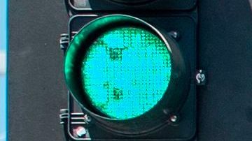 Personas pasean por el Paseo de las Estrellas en Hollywood, Los Ángeles.